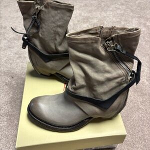 AS98 boots new in box